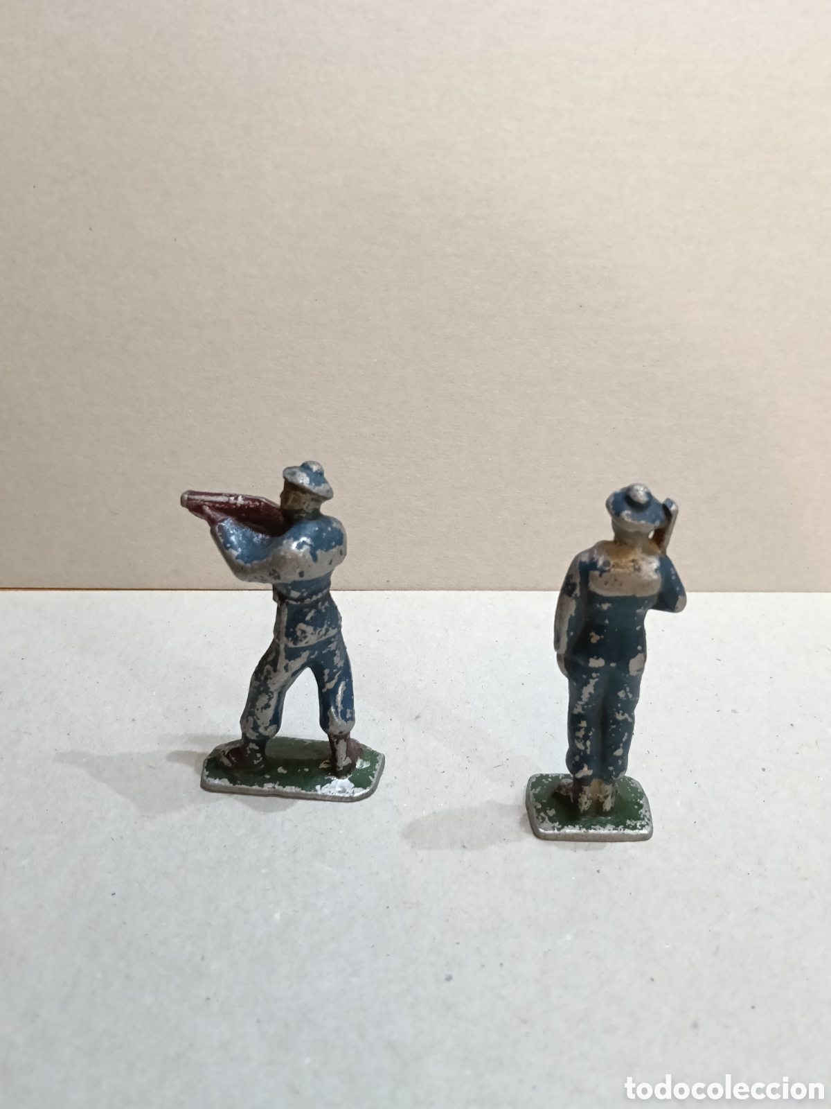 Juguetes antiguos y juegos de colecci&oacute;n: Dos soldados en Aluminio de 70 mm