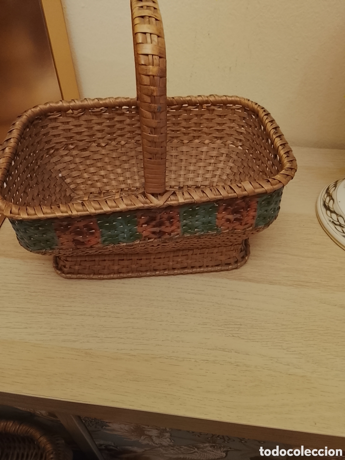Juguetes antiguos y juegos de colecci&oacute;n: Antigua cesta infantil , de mimbre.Mide26x18x24 incluido el asa .