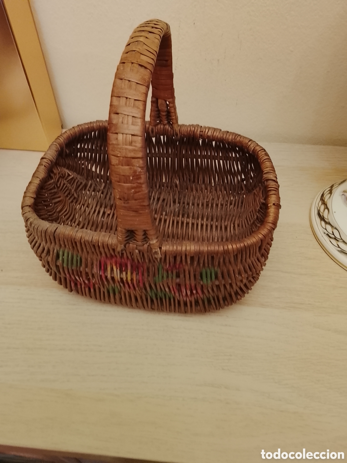 Juguetes antiguos y juegos de colecci&oacute;n: Antigua cesta infantil de mimbre .Es de los a&ntilde;os 40 y mide 22x20x16 ,incluido el asa .