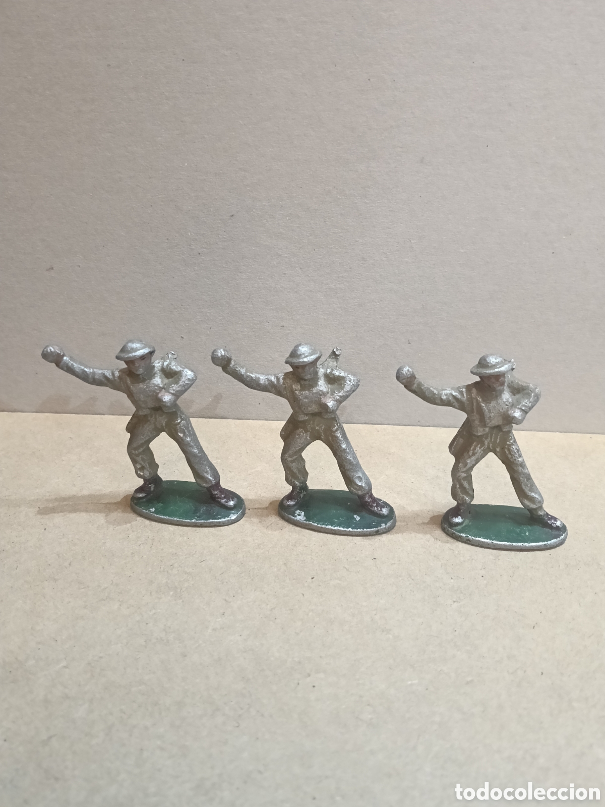 Juguetes antiguos y juegos de colecci&oacute;n: Tres soldados en Aluminio de 55 mm.