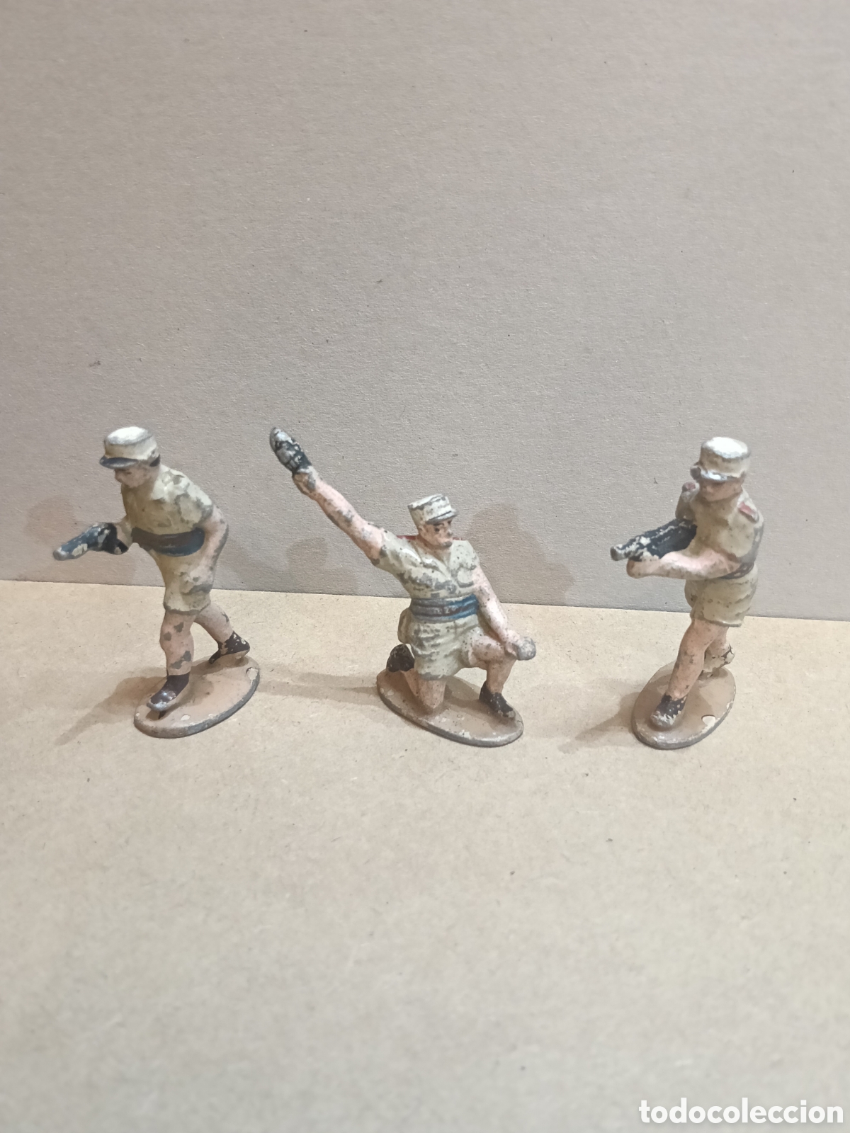 Juguetes antiguos y juegos de colecci&oacute;n: Tres soldados en Aluminio de 55 de 60 mm