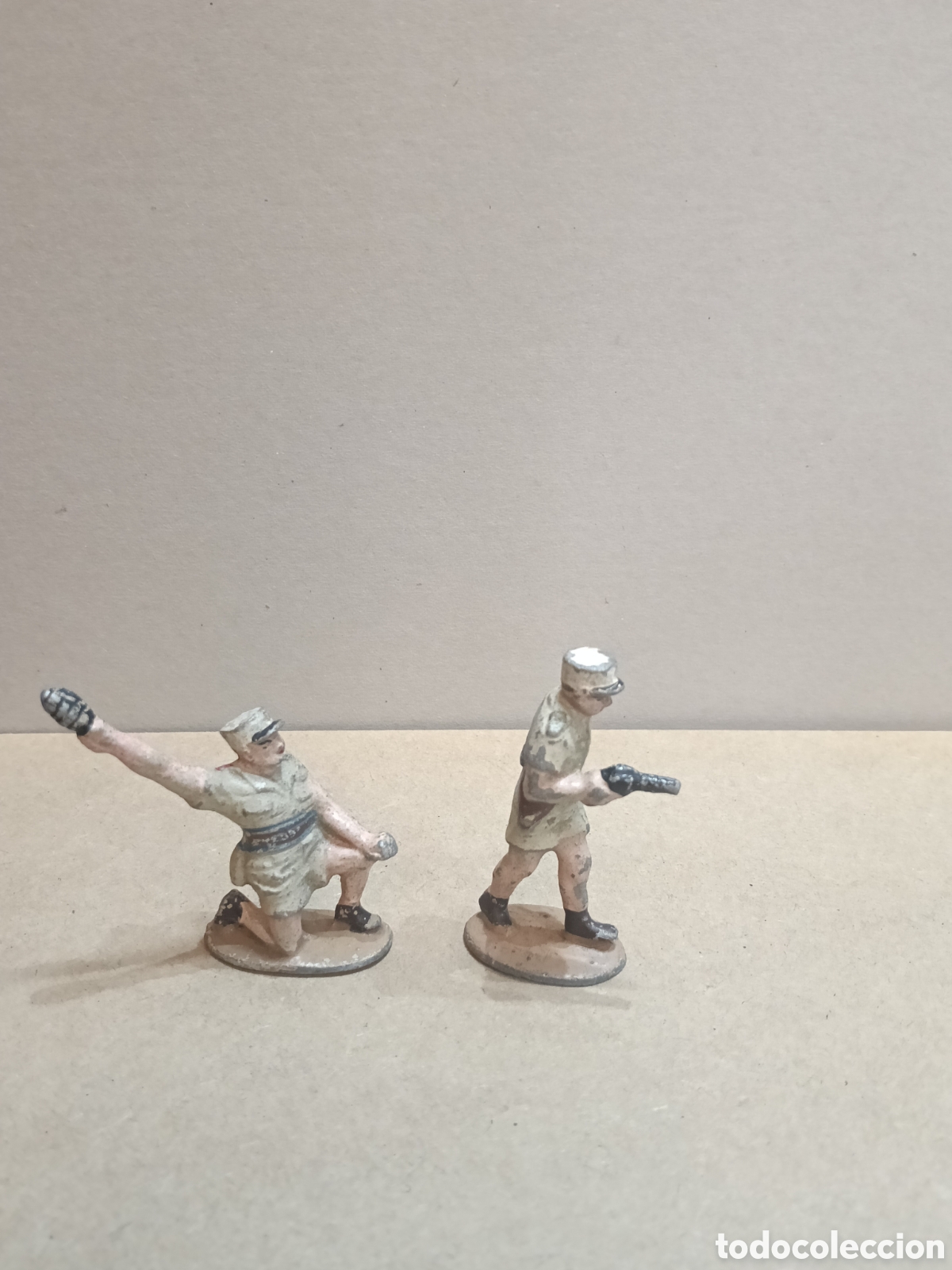 Juguetes antiguos y juegos de colecci&oacute;n: Dos soldados en aluminio de 60 mm.