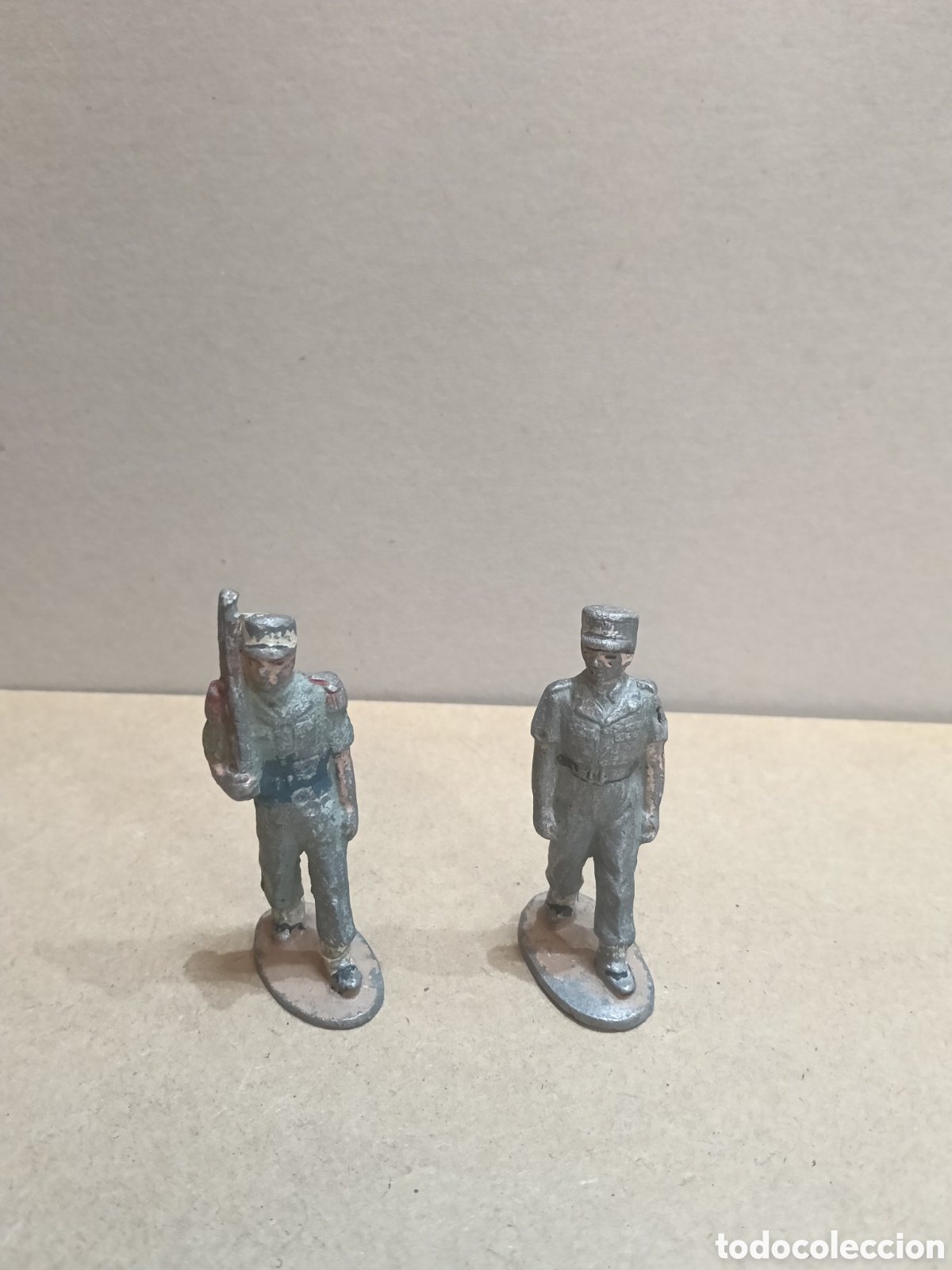 Juguetes antiguos y juegos de colecci&oacute;n: Dos soldados en Aluminio de 60 mm