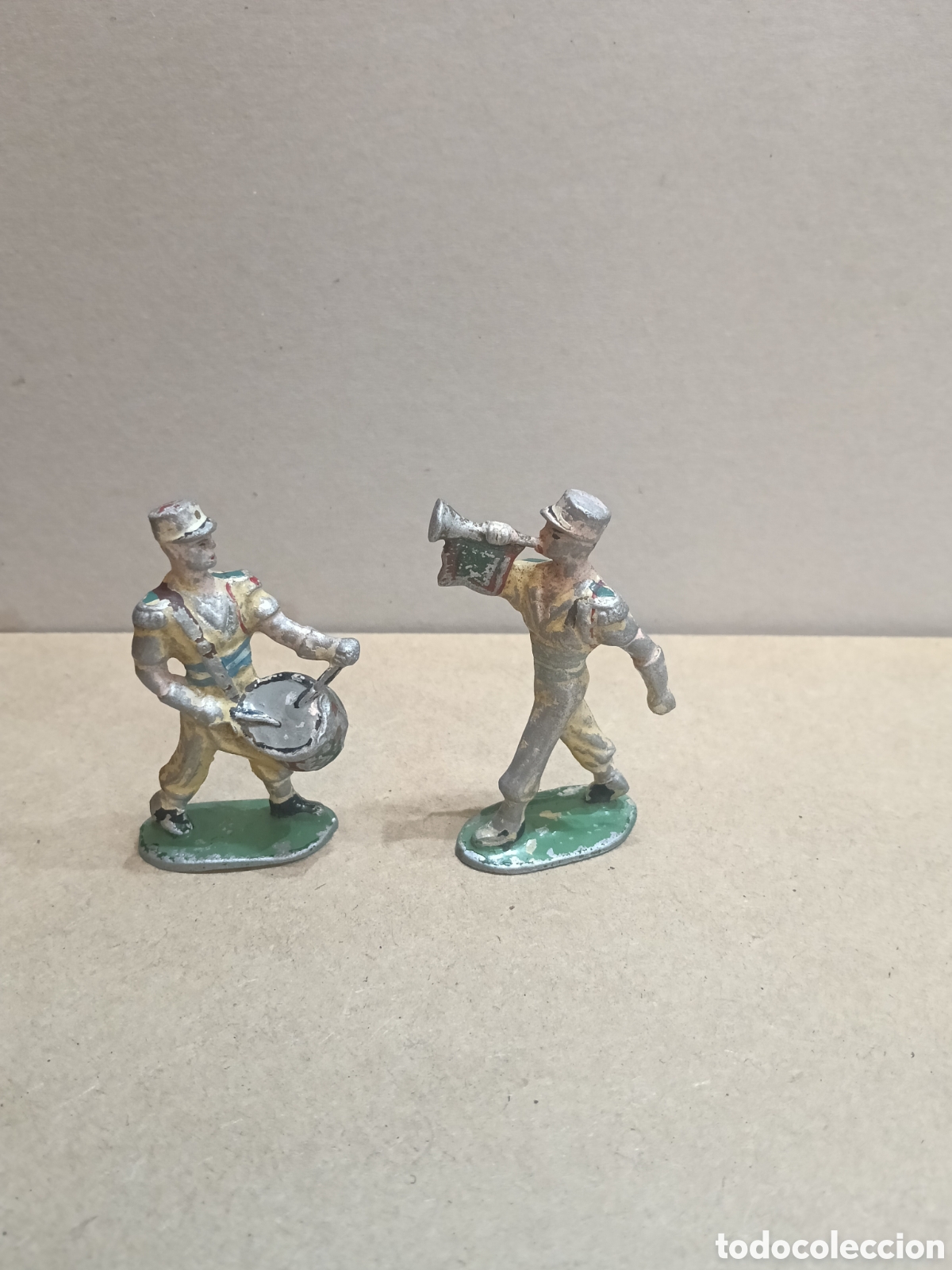 Juguetes antiguos y juegos de colecci&oacute;n: Dos soldados m&uacute;sicos en aluminio de 60 mm