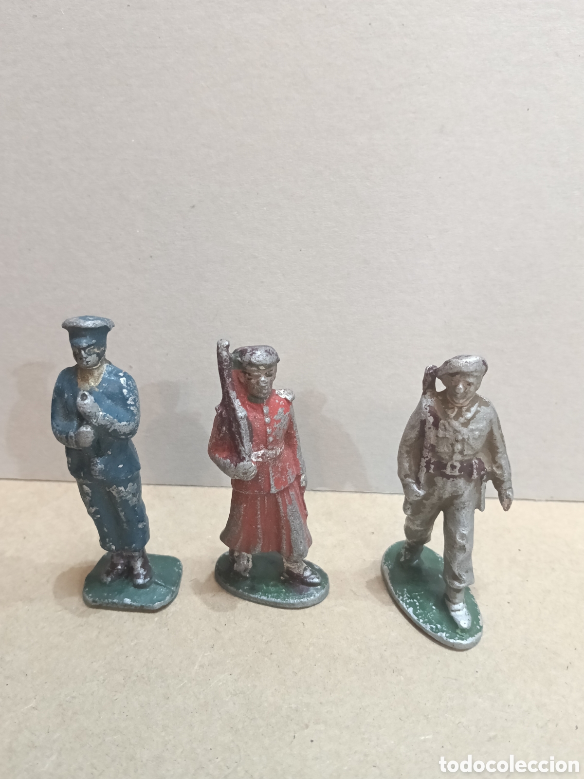 Juguetes antiguos y juegos de colecci&oacute;n: Tres soldados en Aluminio de 60 mm