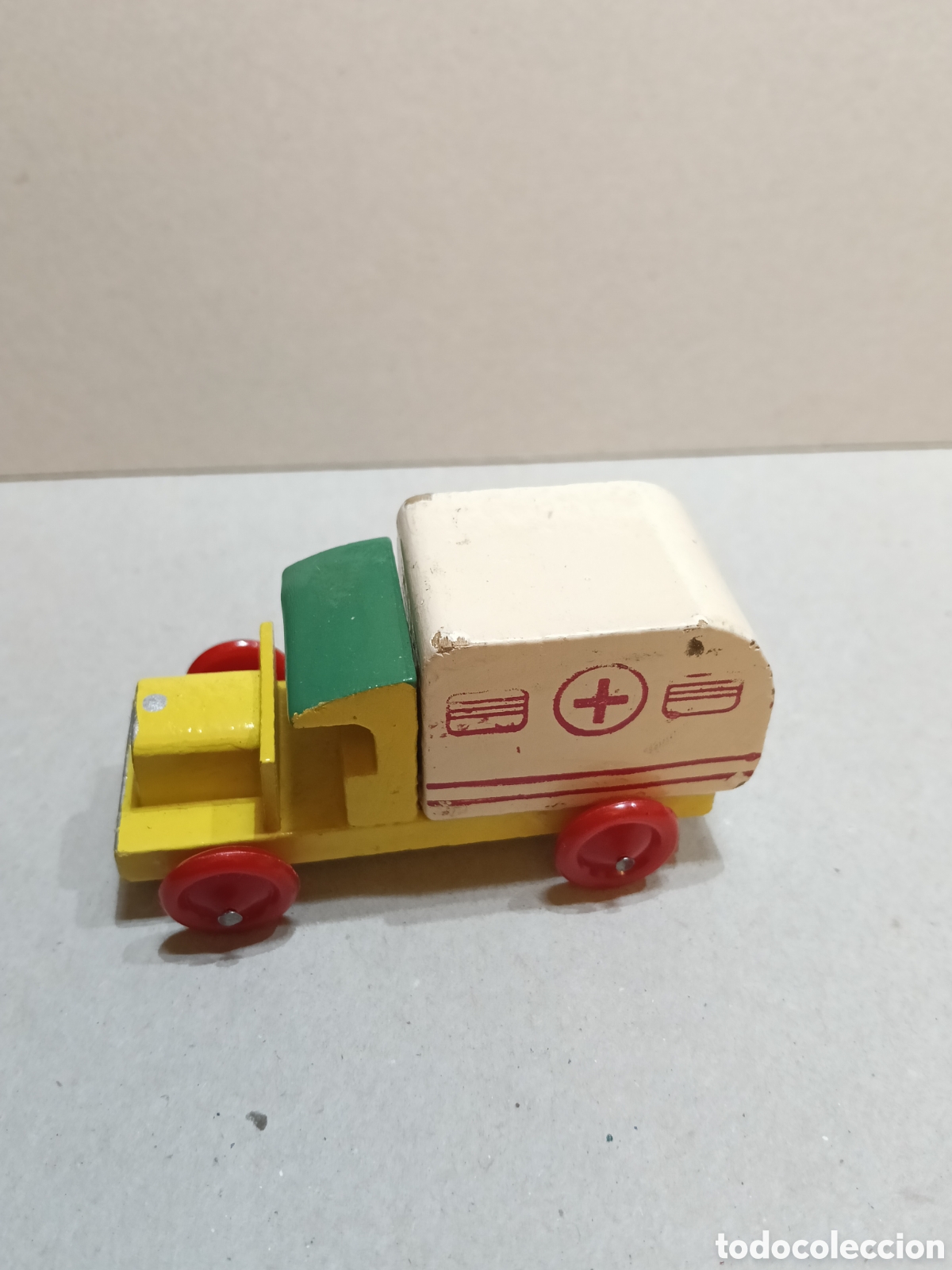 Juguetes antiguos y juegos de colecci&oacute;n: Ambulancia Goula en madera. 80mm