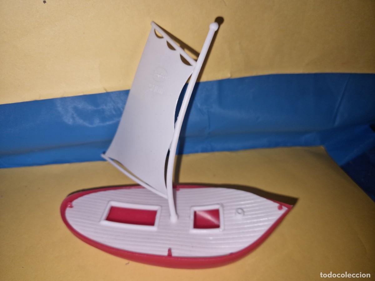 Juguetes antiguos y juegos de colecci&oacute;n: BARCO DE VELA, VELERO DE PLASTICO, JUGUETE NOSTALGICO DE QUIOSKO A&Ntilde;OS 70,80