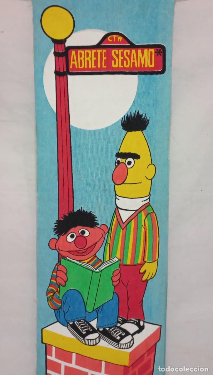 Jouets Anciens et Jeux de collection: CARTEL DE TELA VINTAGE DE BARRIO SESAMO CON LOS PERSONAJES EPI y BLAS