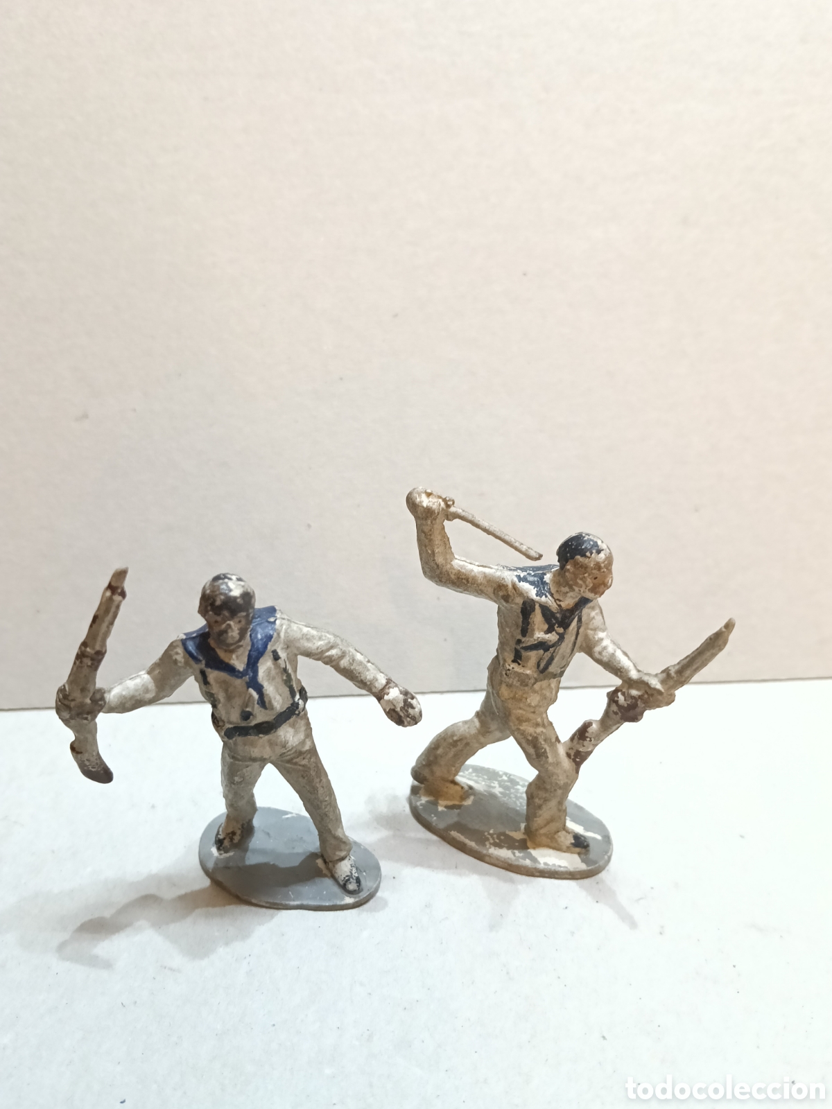 Juguetes antiguos y juegos de colecci&oacute;n: Dos soldados de Bruver en goma 65 mm