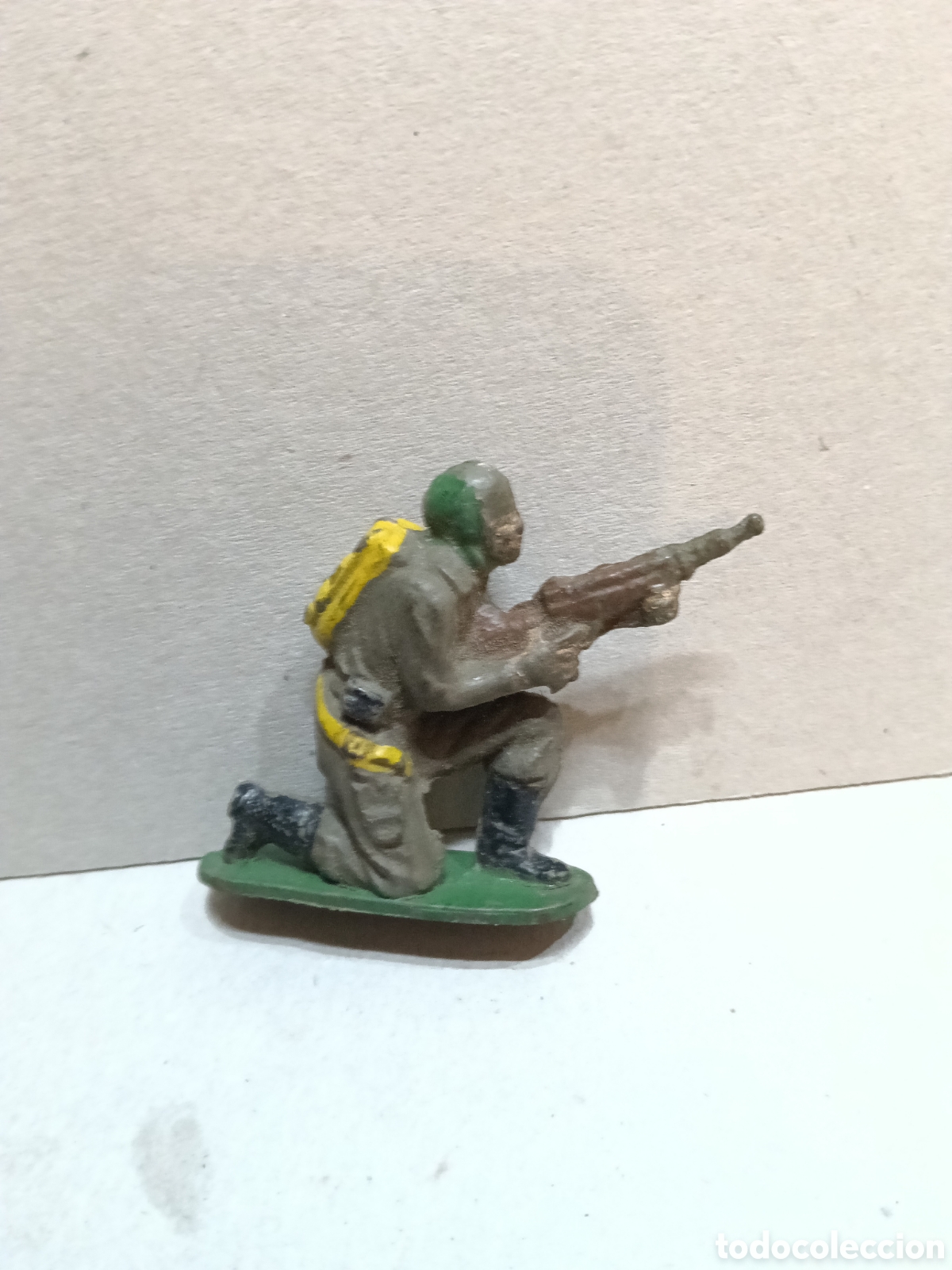 Juguetes antiguos y juegos de colecci&oacute;n: Soldado de Bruver en goma de 65 mm.