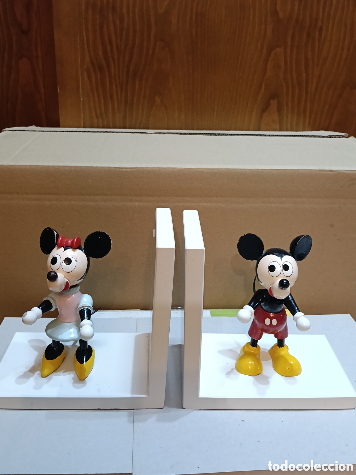 Juguetes antiguos y juegos de colecci&oacute;n: Pareja Minnie y Mickey Mouse, sujeta libros