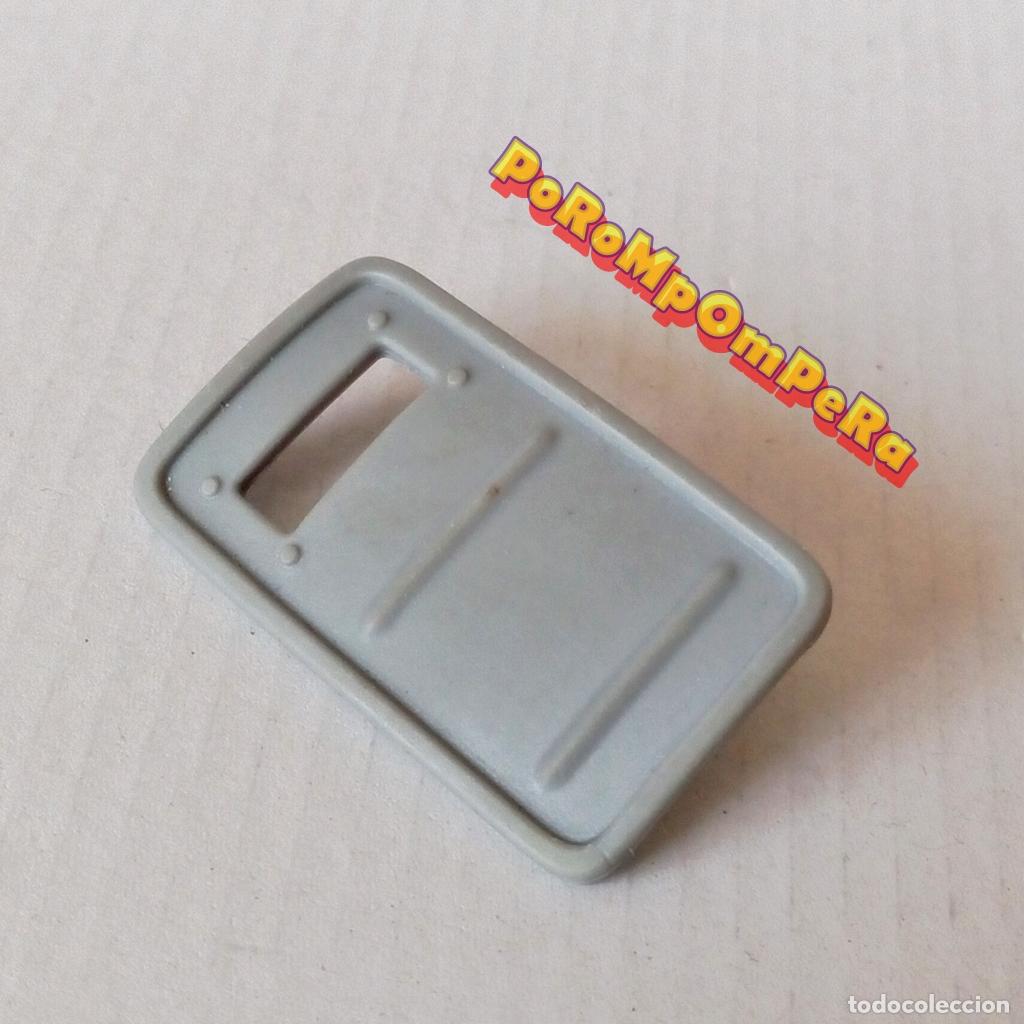 Juguetes antiguos y juegos de colecci&oacute;n: PINYPON ESCUDO GRIS DE GOMA COMPATIBLE CON PLAYMOBIL POLIC&Iacute;A PIN Y PON T5