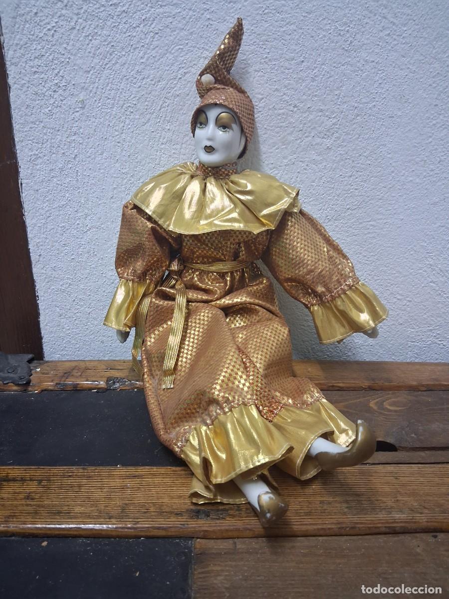 Jouets Anciens et Jeux de collection: Arlequ&iacute;n, payaso o Pierrot mu&ntilde;eco con pies manos y cabeza de porcelana traje ropa dorada