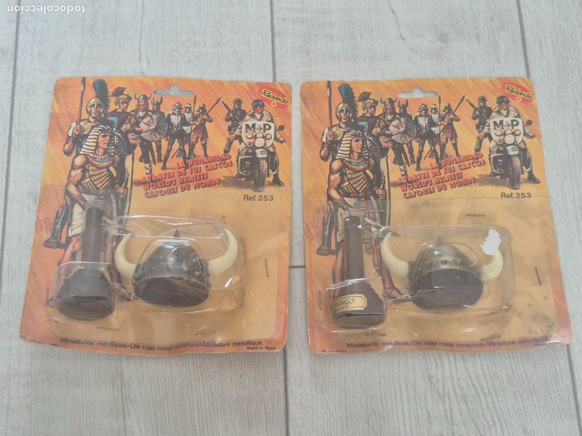 Juguetes antiguos y juegos de colecci&oacute;n: 2 BLISTER REDONDO VINTAGE A&Ntilde;OS 70 CASCO CASCOS VIKINGO HALAND NORUEGA DINAMARCA ISLANDIA