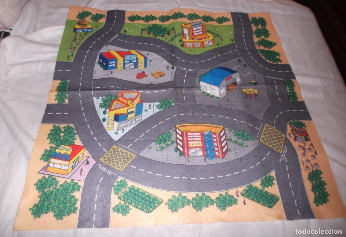 Juguetes antiguos y juegos de colecci&oacute;n: alfombra con circuito para coches