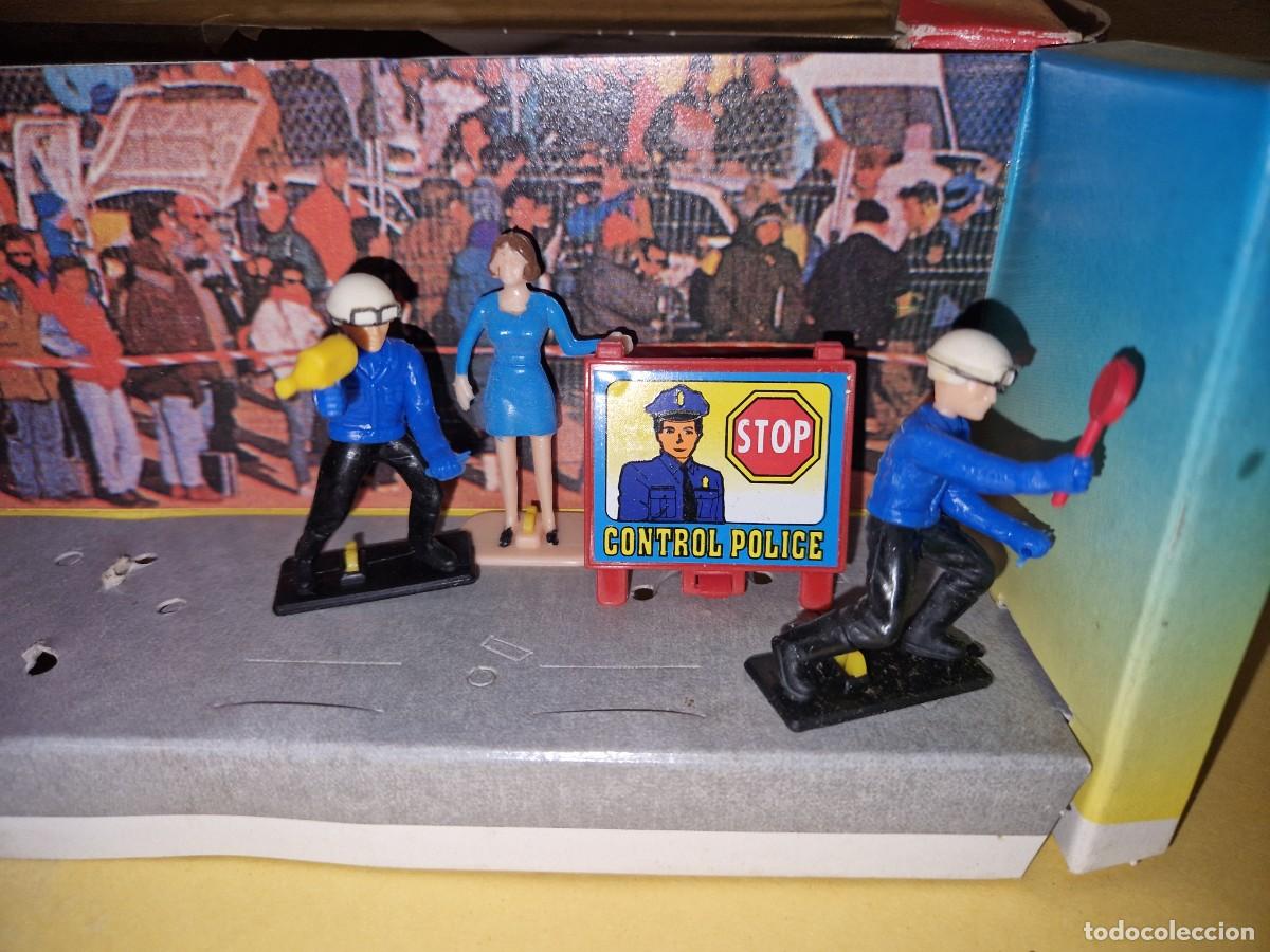 Juguetes antiguos y juegos de colecci&oacute;n: FIGURAS POLICIAS Y SE&Ntilde;ORA CON CAJA DE GUISVAL