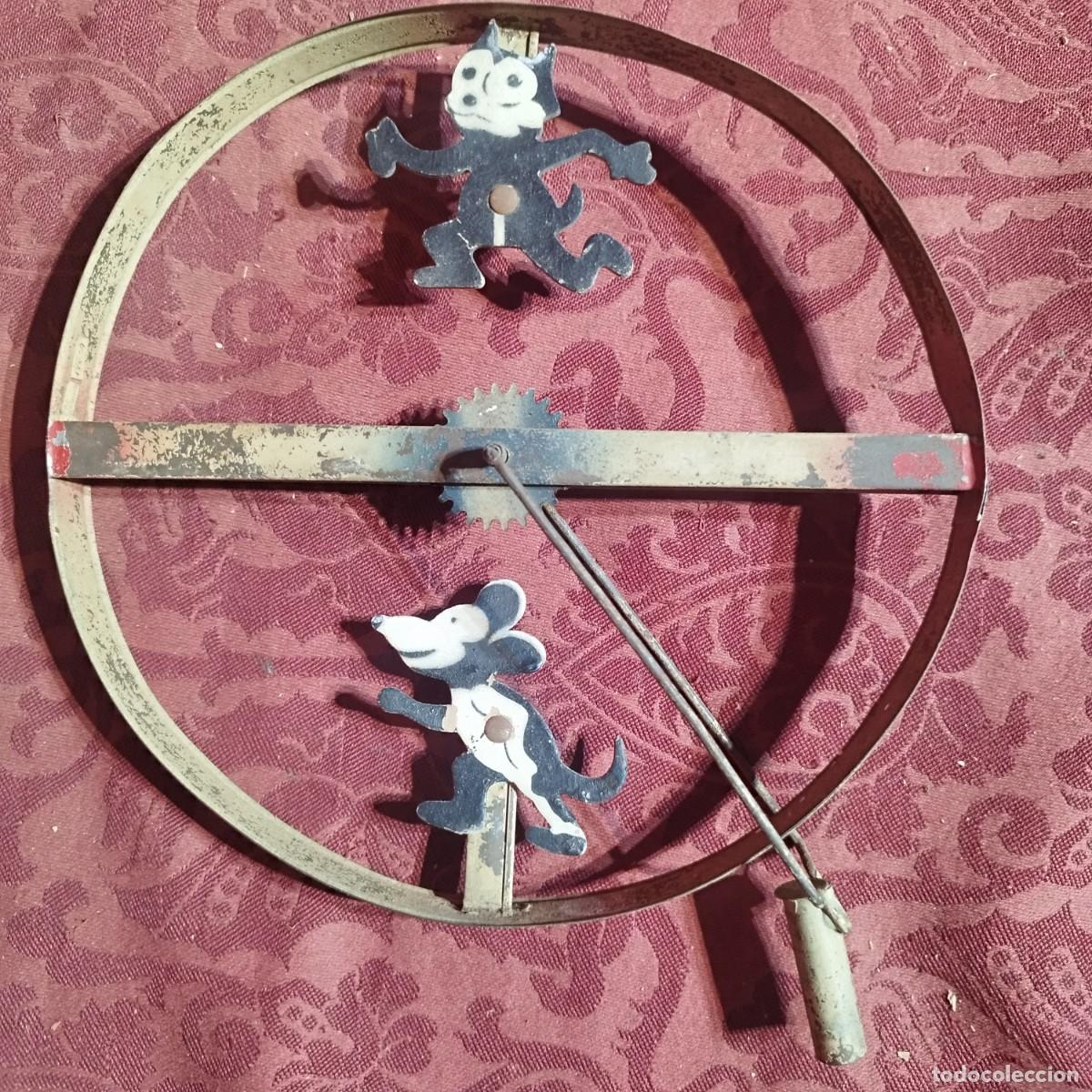 Juguetes antiguos y juegos de colecci&oacute;n: JUEGO RUEDA DE ARRASTRE CON SONIDO CARRACA MICKEY MOUSE Y FELIX EL GATO
