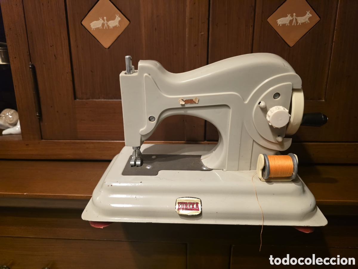 Juguetes antiguos y juegos de colecci&oacute;n: Antigua maquina de coser EUREKA