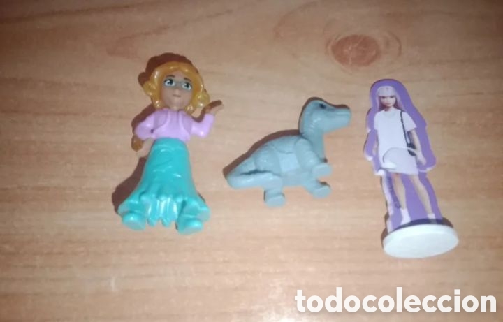 Juguetes antiguos y juegos de colecci&oacute;n: Lote de 3 mini figuras coleccionables - Mu&ntilde;eca, dinosaurio y figura anime