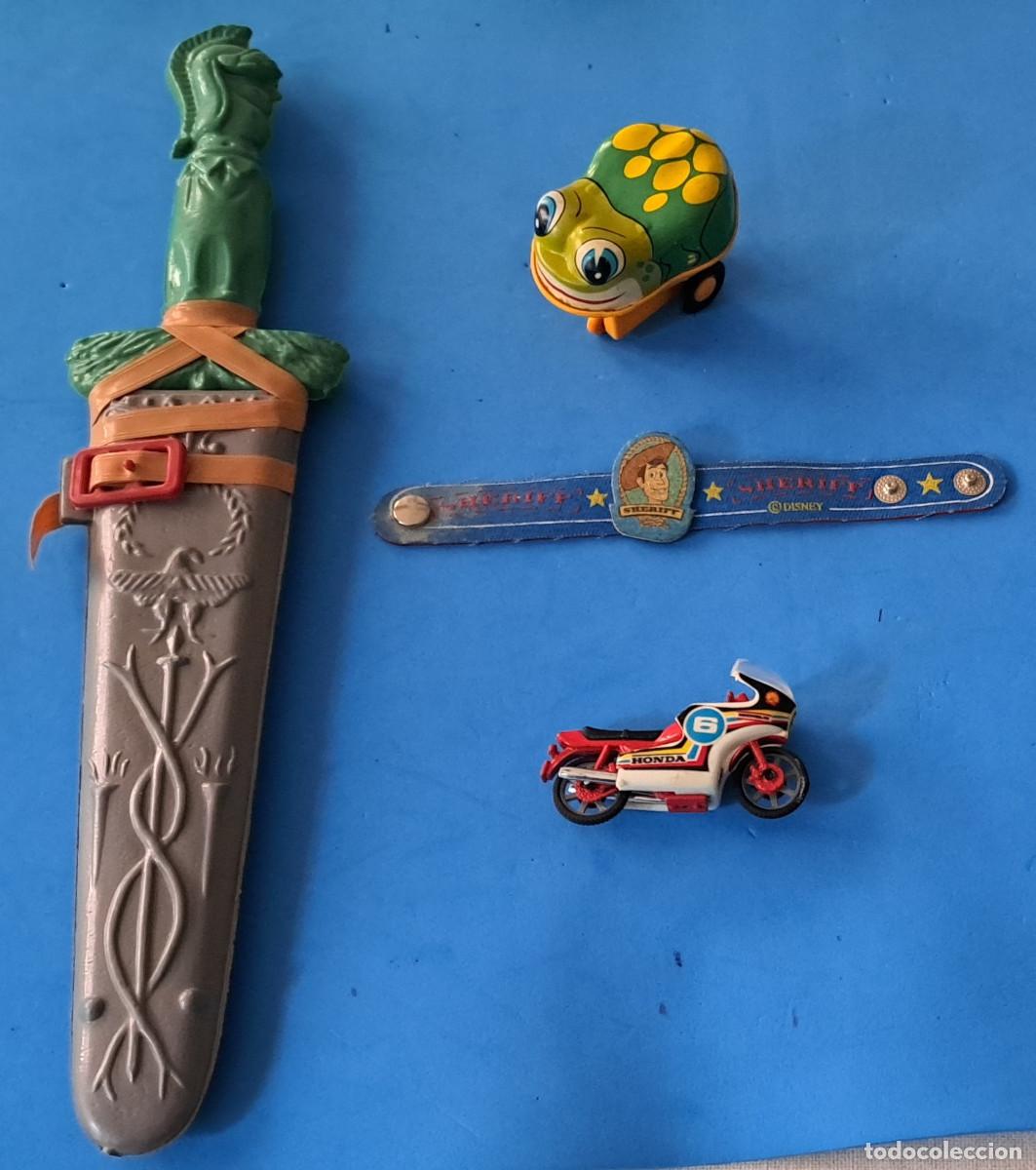 Juguetes antiguos y juegos de colecci&oacute;n: LOTE JUGUETES VINTAGE - ESPADA ROMANA / SHERIFF TOY STORY / MOTO HONDA MINIATURA / RANA HOJALATA