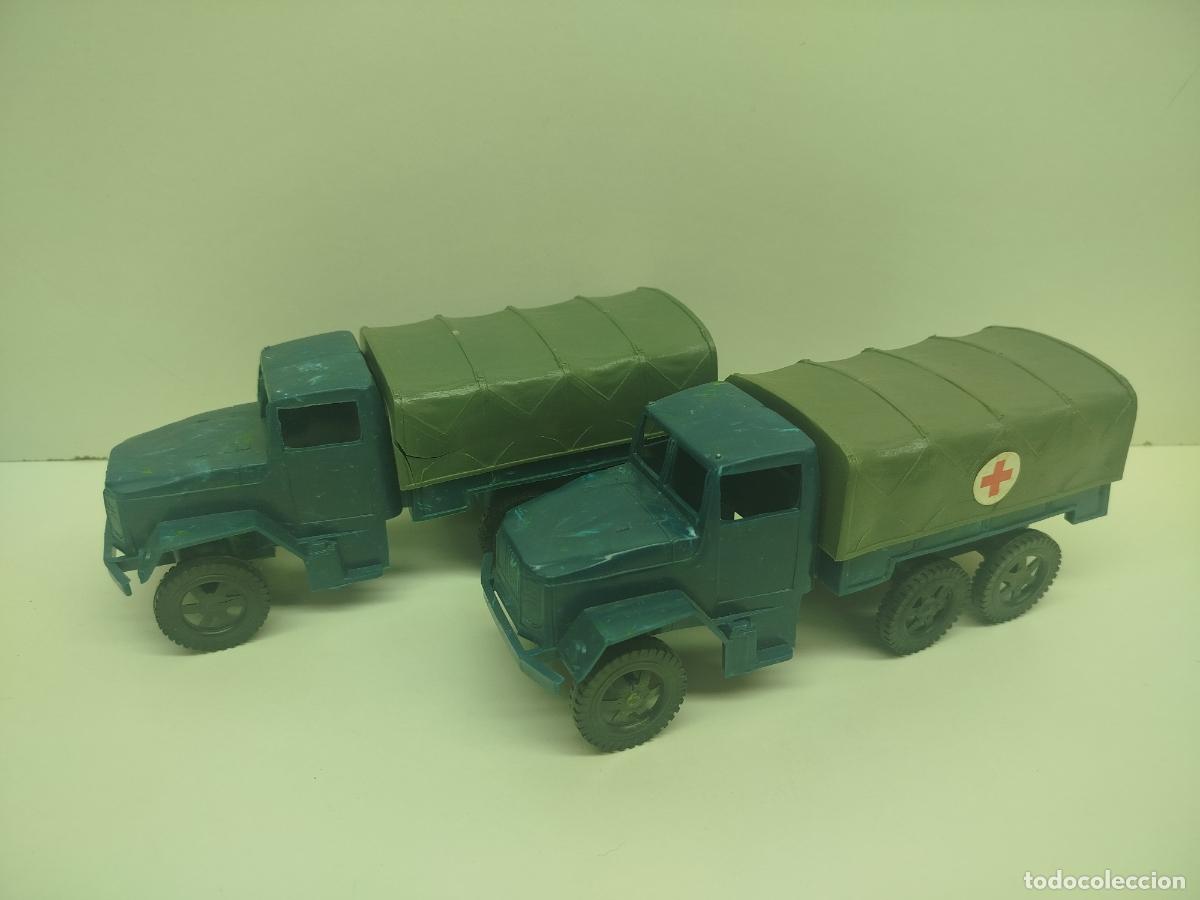 Juguetes antiguos y juegos de colecci&oacute;n: Lote 2 Camiones Militares Vintage de Pl&aacute;stico (con Ambulancia)