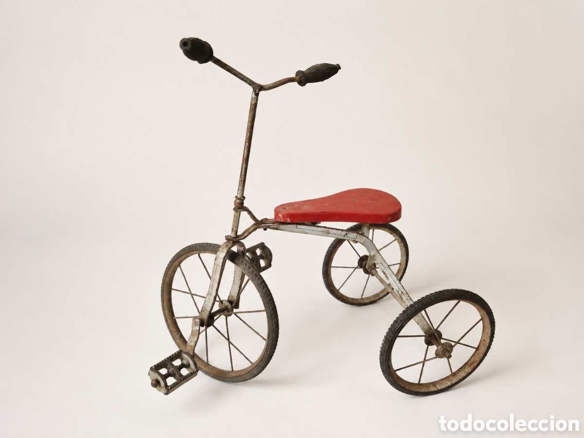 Juguetes antiguos y juegos de colecci&oacute;n: Antiguo triciclo infantil de metal con asiento rojo