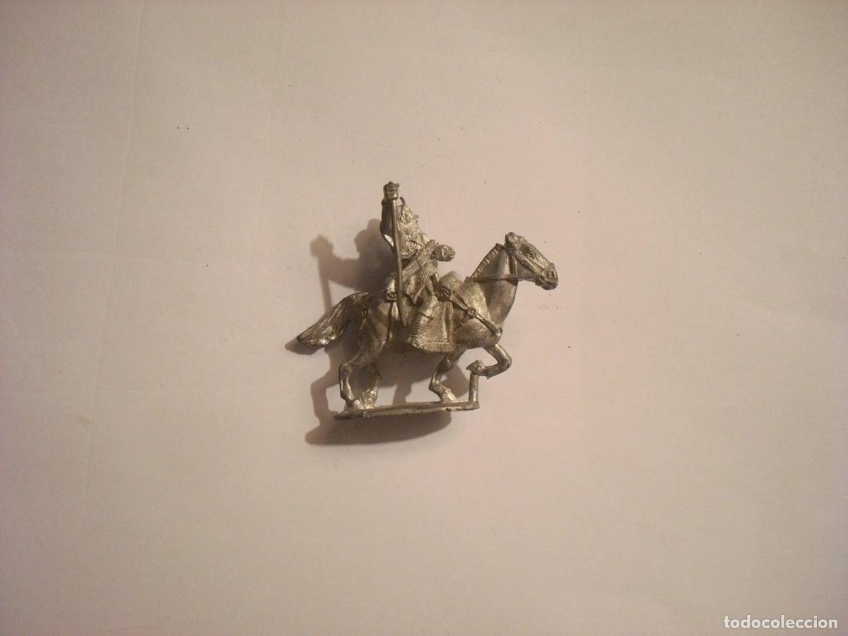 Juguetes antiguos y juegos de colecci&oacute;n: PEQUE&Ntilde;A FIGURA DE METAL CON CABALLO Y GUERRERO