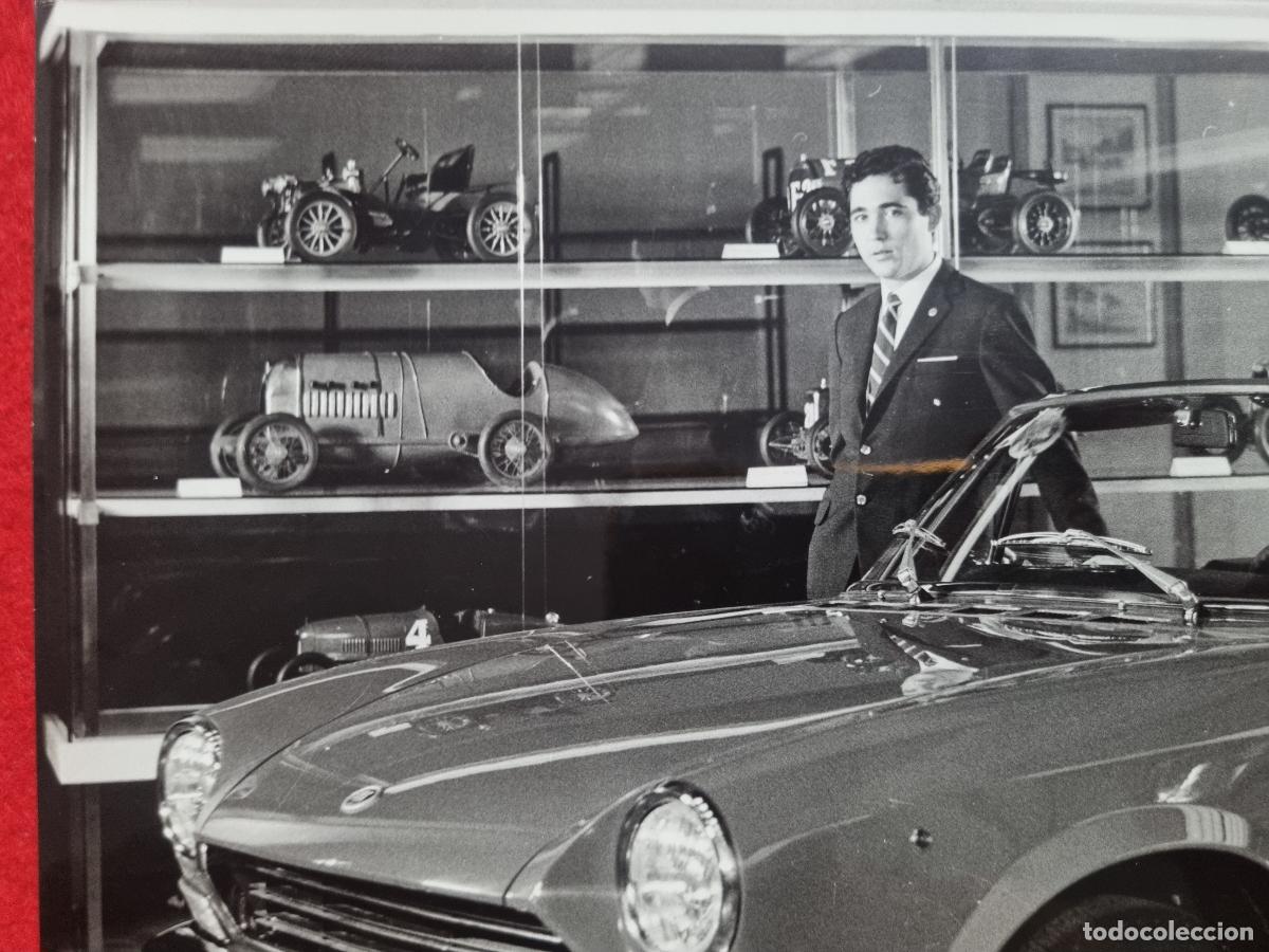 Juguetes antiguos y juegos de colecci&oacute;n: FOTO ANTIGUA AUTOMOVIL Y VITRINA CON COLECCION DE COCHES IMPORTANTE DE JUGUETES BUGATTI ORIGINAL KF1