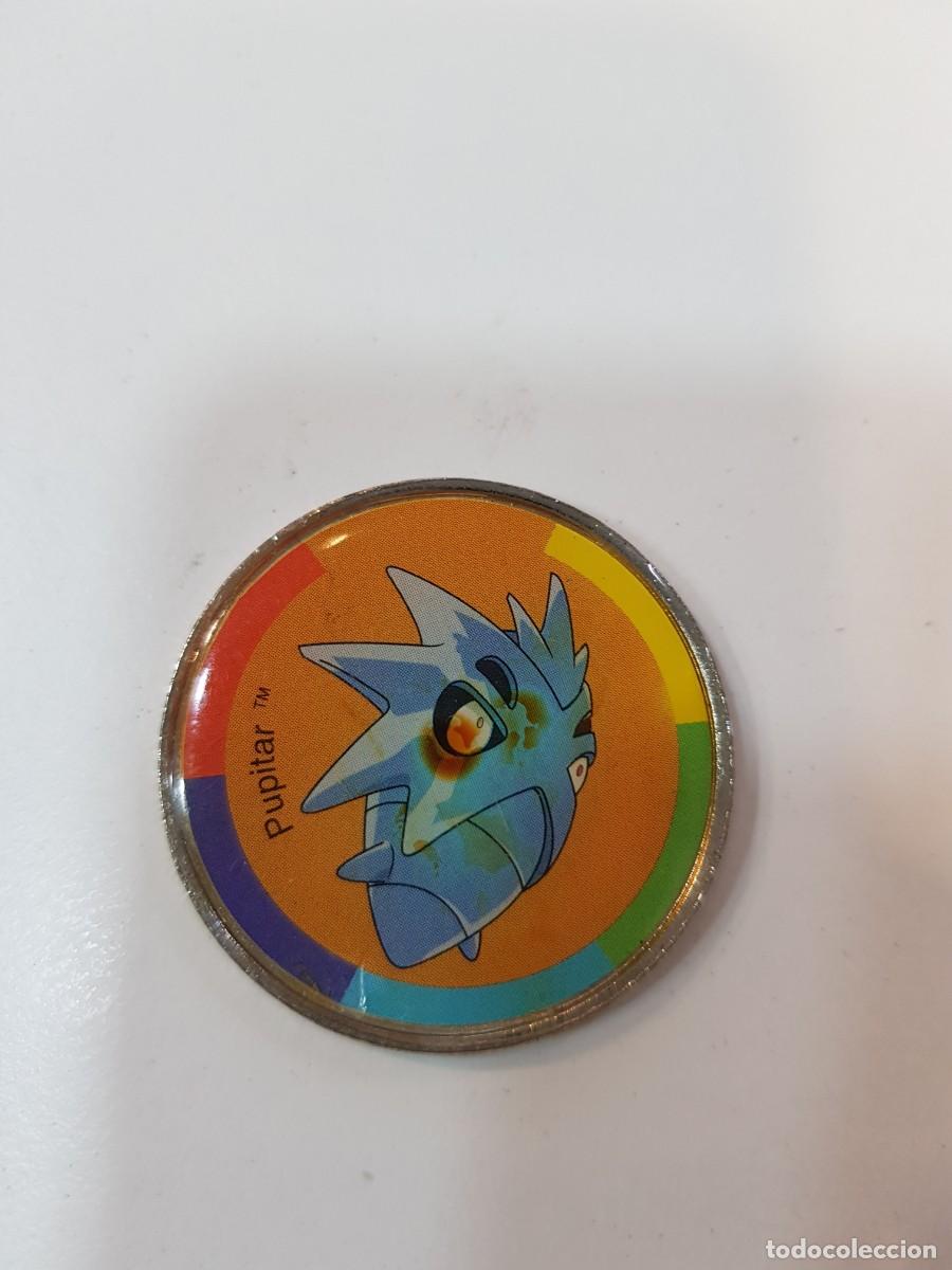 Juguetes antiguos y juegos de colecci&oacute;n: Moneda metalica tipo tazo Pokemon 2001 Pupitar