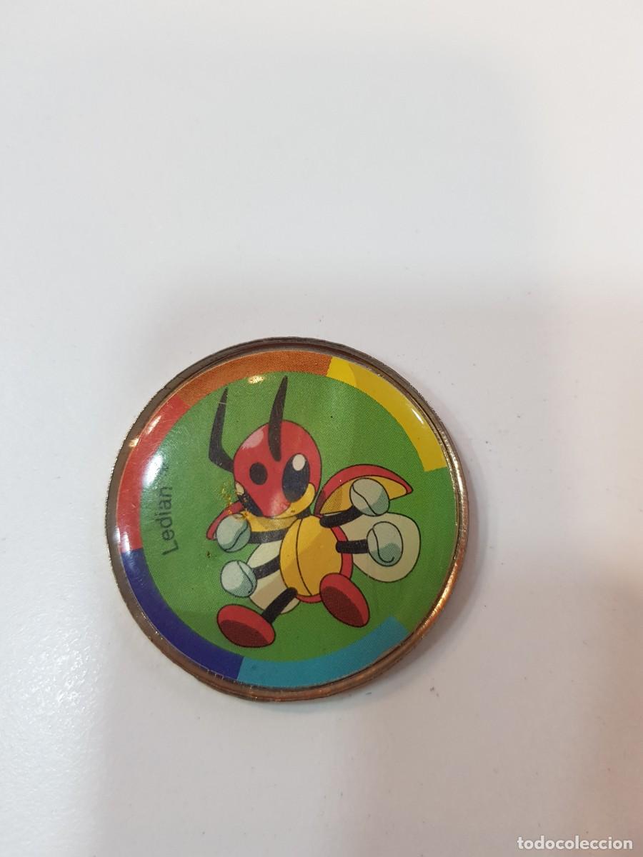 Juguetes antiguos y juegos de colecci&oacute;n: Moneda metalica tipo tazo Pokemon 2001 Ledian