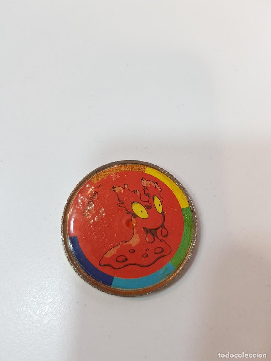 Juguetes antiguos y juegos de colecci&oacute;n: Moneda metalica tipo tazo Pokemon 2001 Slugma