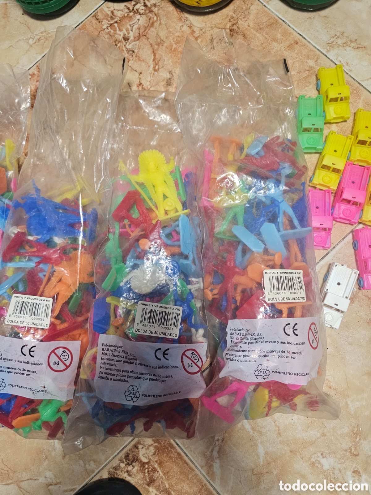 Juguetes antiguos y juegos de colecci&oacute;n: Lote de figuras de vaqueros indios y furgonetas