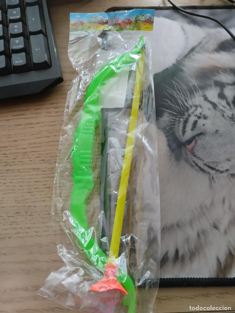Juguetes antiguos y juegos de colecci&oacute;n: arco y flecha verde de juguete de 25cm en su blister