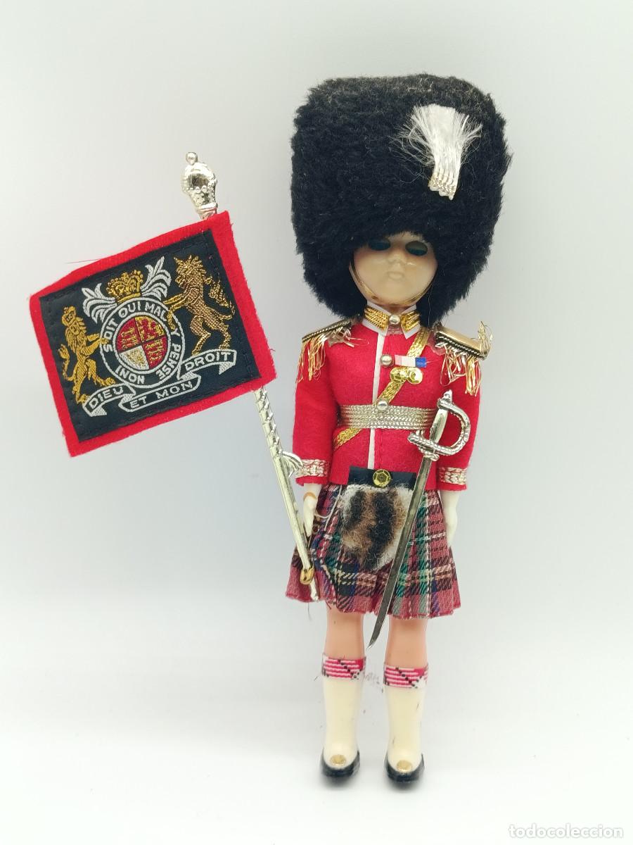 Juguetes antiguos y juegos de colecci&oacute;n: MU&Ntilde;ECO GUARDIA REAL ESCOCESA. 22CM DE ALTO APROXIMADAMENTE. OJOS DURMIENTES. MYJ.