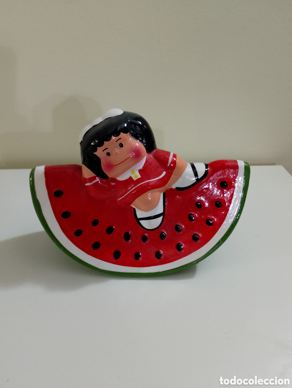 Juguetes antiguos y juegos de colecci&oacute;n: HUCHA DE MAFALDA EN RODAJA DE SAND&Iacute;A - CER&Aacute;MICA PINTADA A MANO - A&Ntilde;OS 80 - VINTAGE RETRO