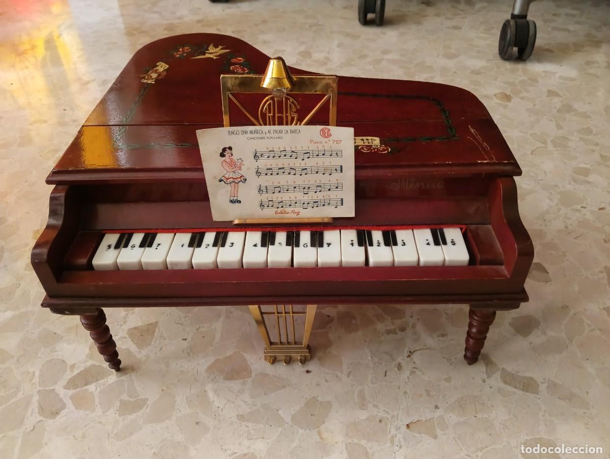 Juguetes antiguos y juegos de colecci&oacute;n: PIANO DE COLA INFANTIL REIG A&Ntilde;OS 40 ARTESANIA EN MADERA PINTADO A MANO . CON PARTITURAS : FUNCIONA