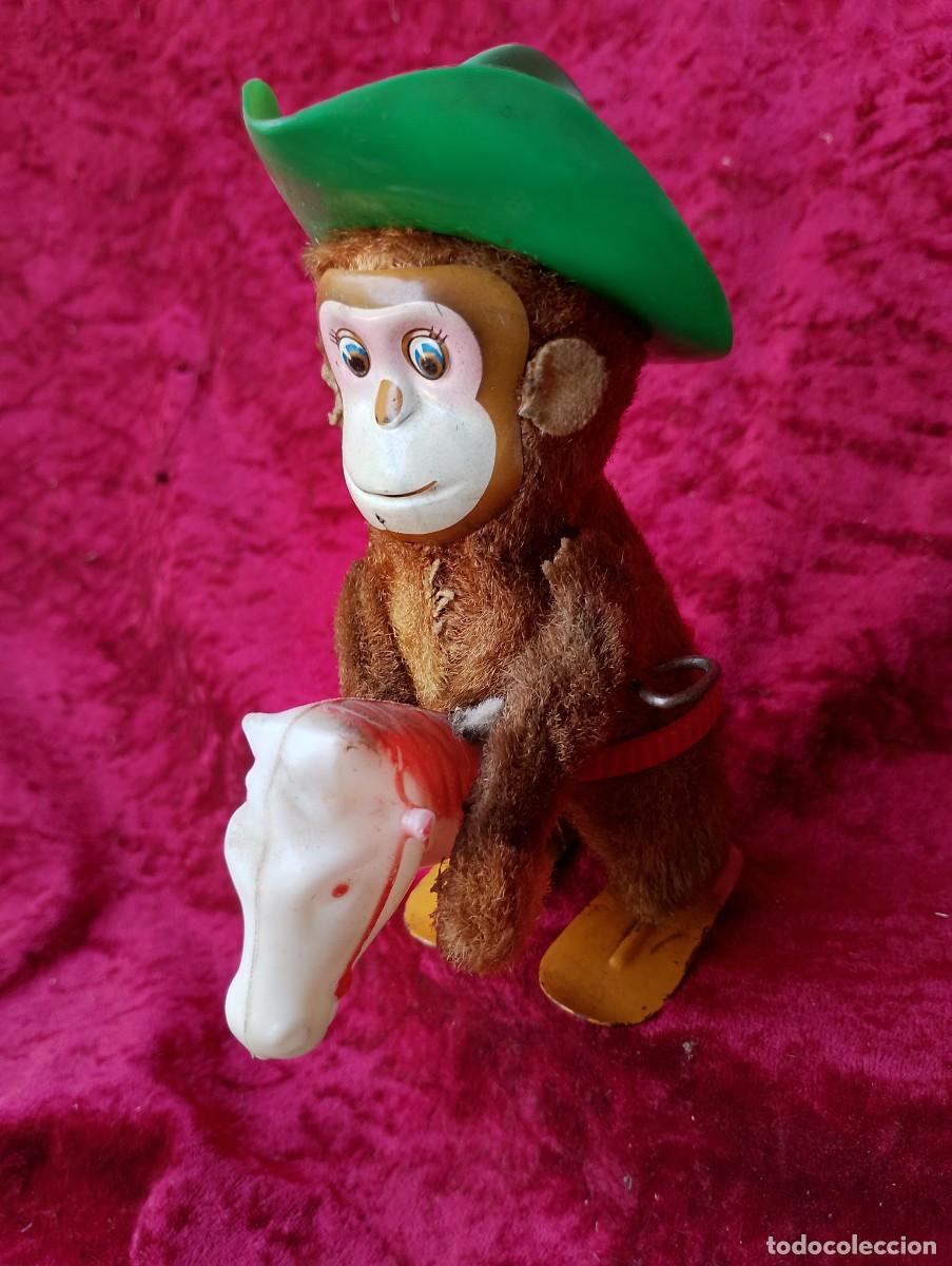 Juguetes antiguos y juegos de colecci&oacute;n: Mono vaquero a caballo de una montura de juguete -juguete de cuerda asimismo de unos 13cms.de alto-