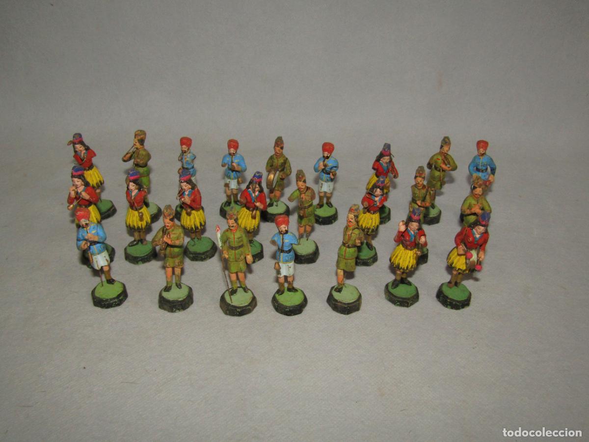 Juguetes antiguos y juegos de colecci&oacute;n: Lote de 24 Figuras BANDA DE MUSICOS en Barro Cocido Terracota y Alambre Pintados a Mano