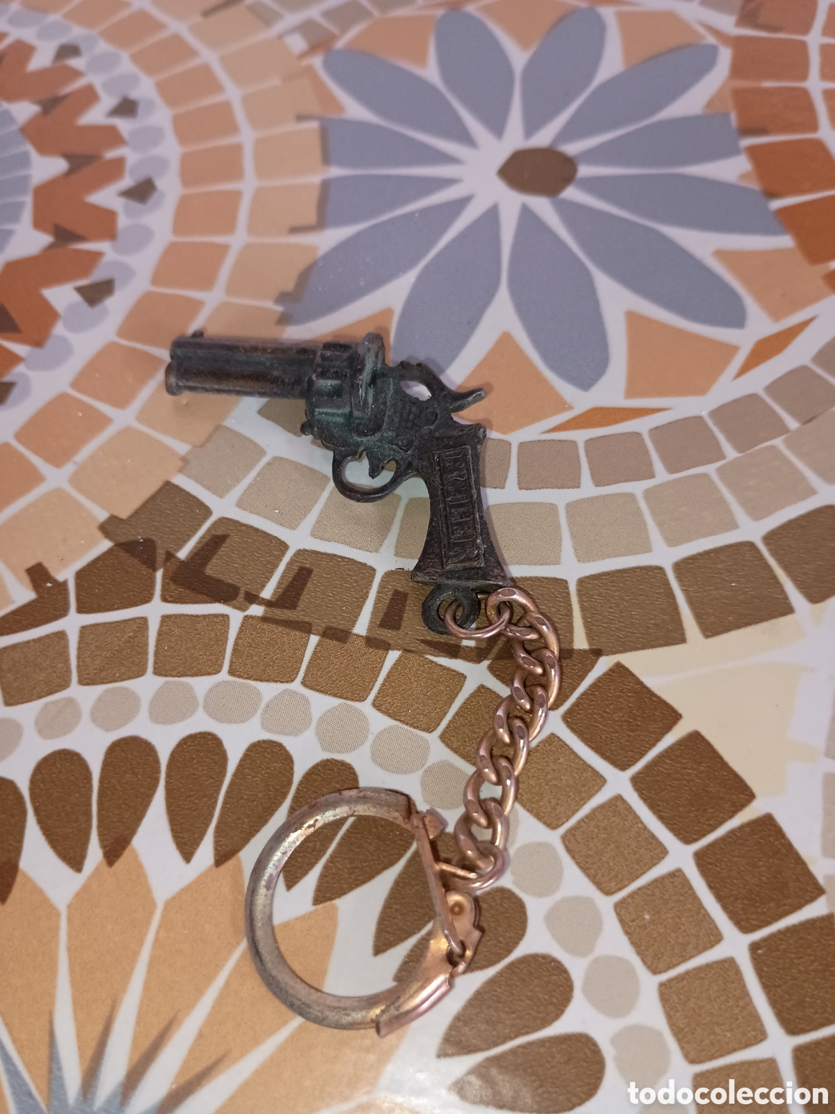 Juguetes antiguos y juegos de colecci&oacute;n: Llavero Pistola vintage revolver Marca baler