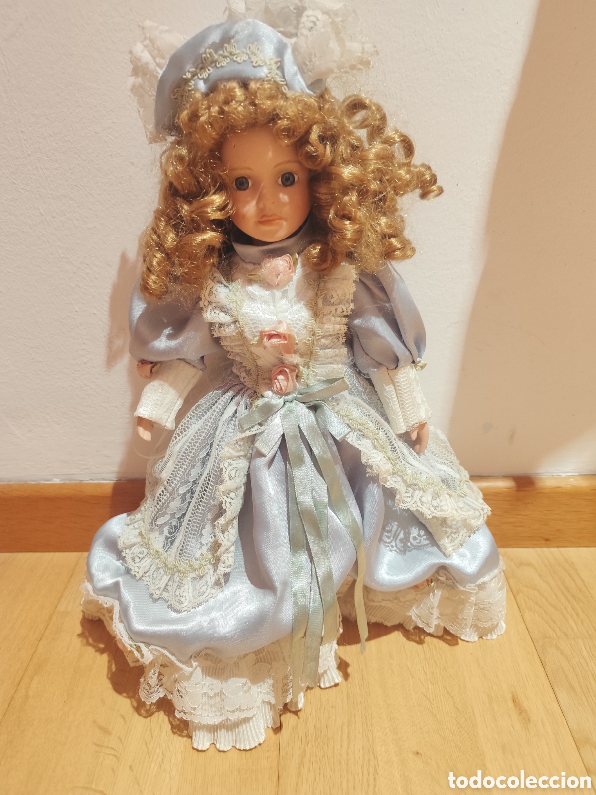 Juguetes antiguos y juegos de colecci&oacute;n: Mu&ntilde;eca porcelana antigua vestida de &eacute;poca Vintage