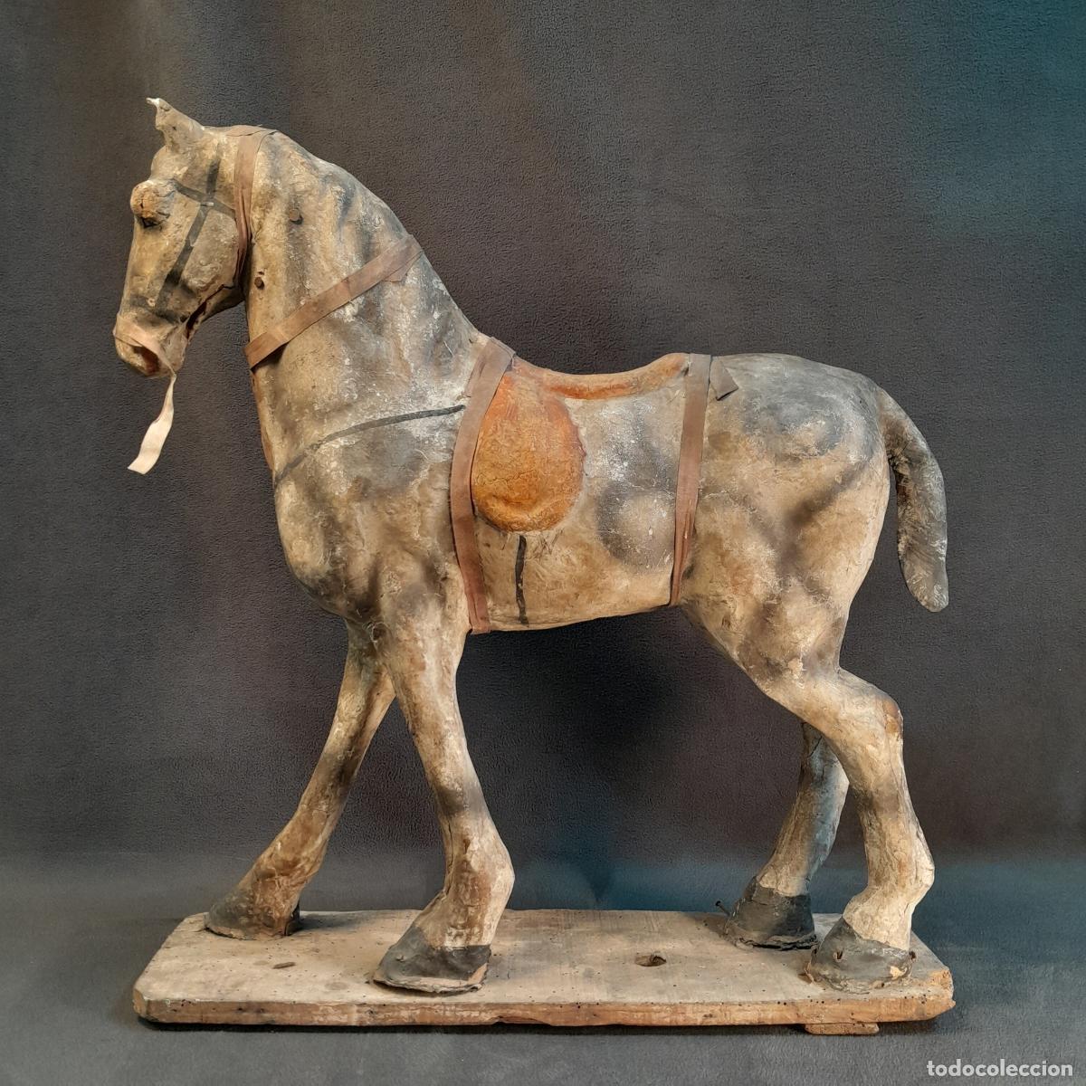 Juguetes antiguos y juegos de colecci&oacute;n: ANTIGUO CABALLO DE JUGUETE EN CART&Oacute;N PIEDRA CON BASE DE MADERA. FINALES S.XIX