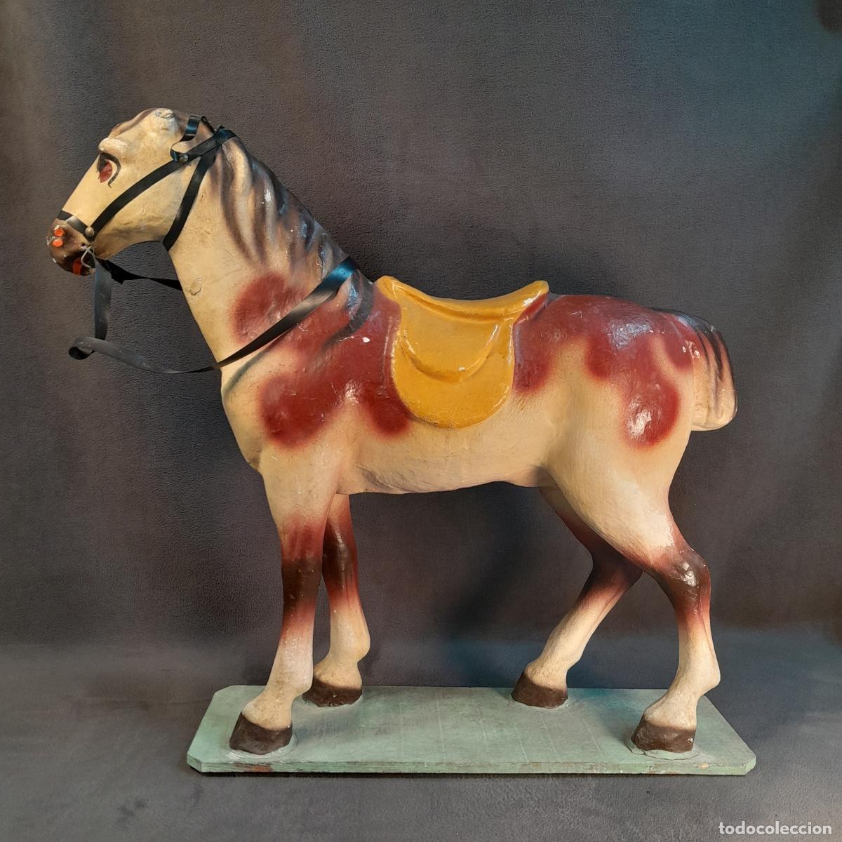 Juguetes antiguos y juegos de colecci&oacute;n: ANTIGUO CABALLO DE JUGUETE CON MANCHAS ROJAS EN CART&Oacute;N PIEDRA CON BASE DE MADERA. FINALES S.XIX