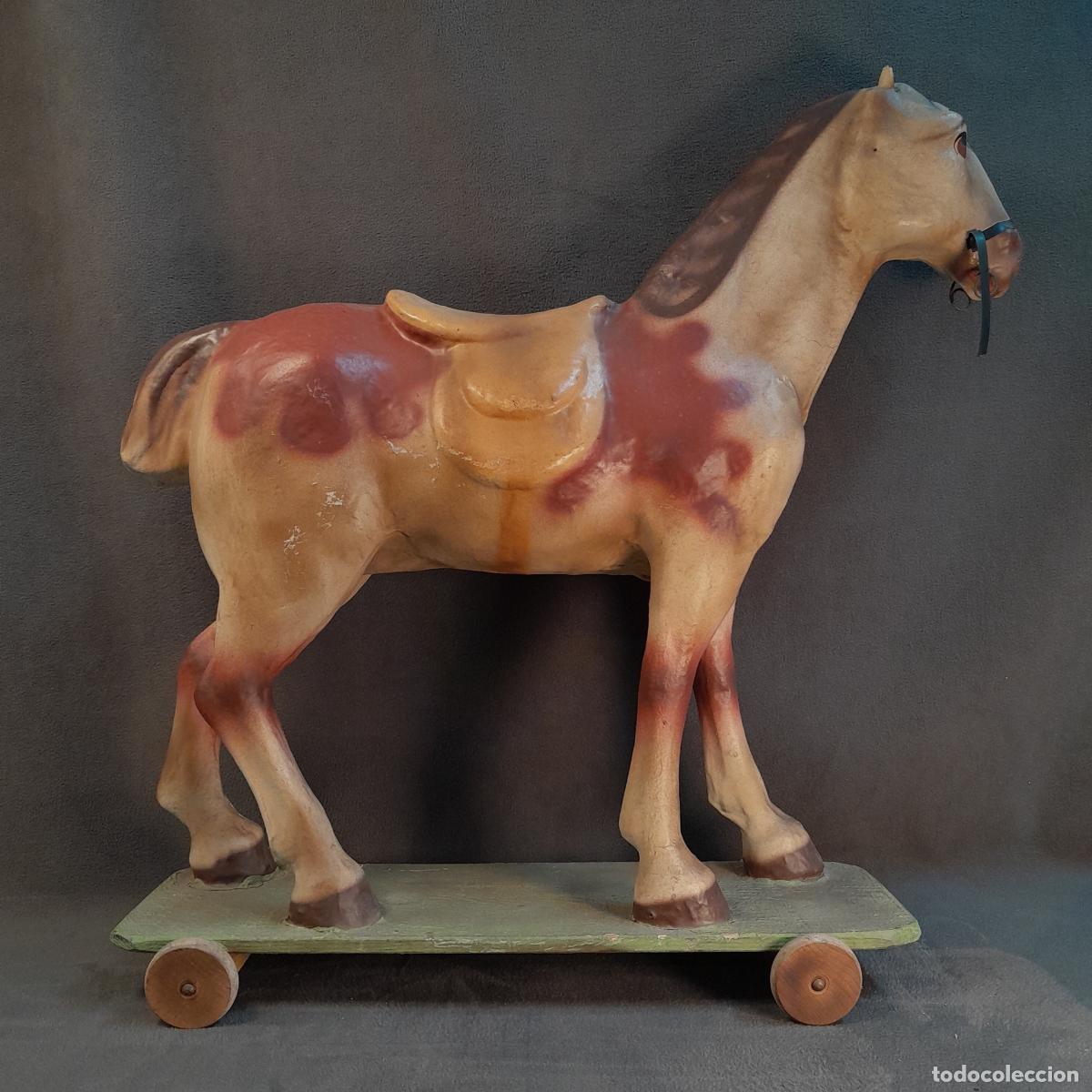 Altes Spielzeug und Spiele: ANTIGUO CABALLO DE JUGUETE CON MANCHAS EN CART&Oacute;N PIEDRA CON BASE DE MADERA CON RUEDAS. FINALES S.XIX