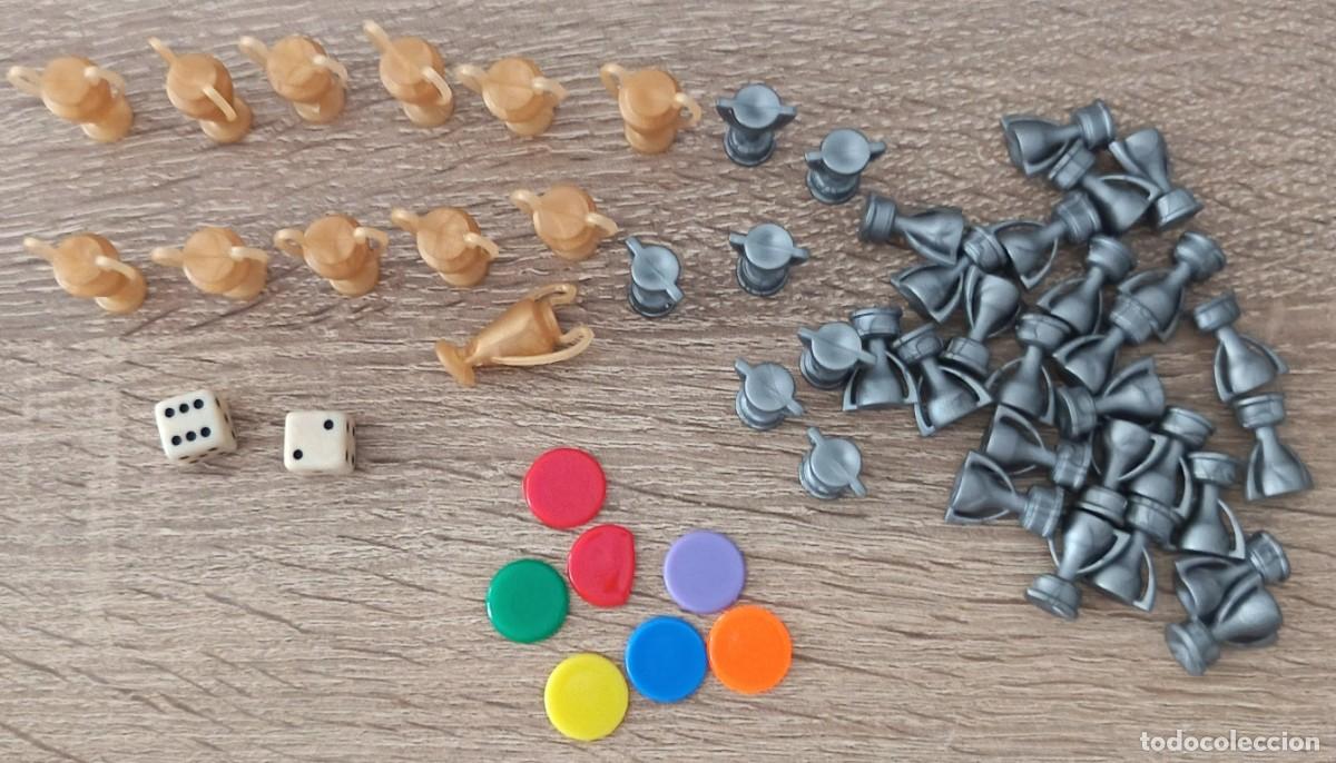 Juguetes antiguos y juegos de colecci&oacute;n: Fichas, Copas, dados, del juego Monopoly del Bar&ccedil;a.