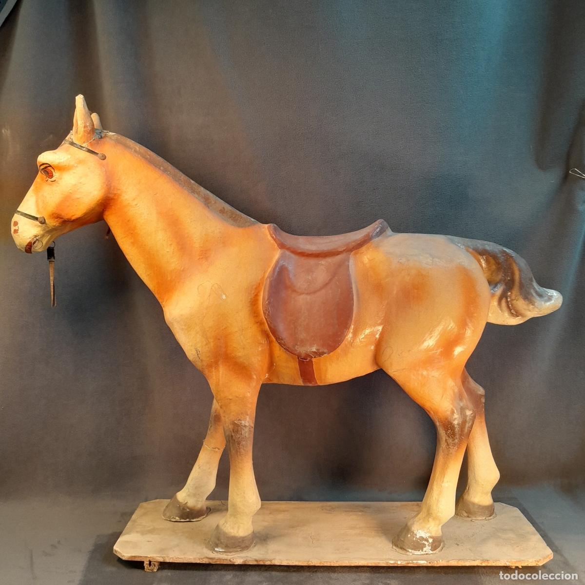 Juguetes antiguos y juegos de colecci&oacute;n: ANTIGUO JUGUETE DE CABALLO EN CART&Oacute;N PIEDRA CON BASE DE MADERA. FINALES S.XIX