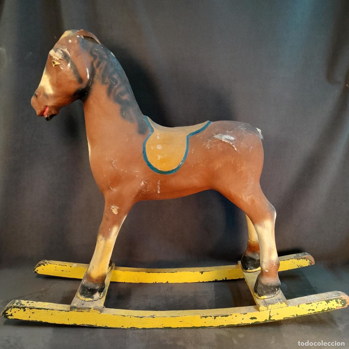Juguetes antiguos y juegos de colecci&oacute;n: ANTIGUO JUGUETE DE CABALLO EN CART&Oacute;N PIEDRA CON BALANC&Iacute;N DE MADERA. FINALES S.XIX