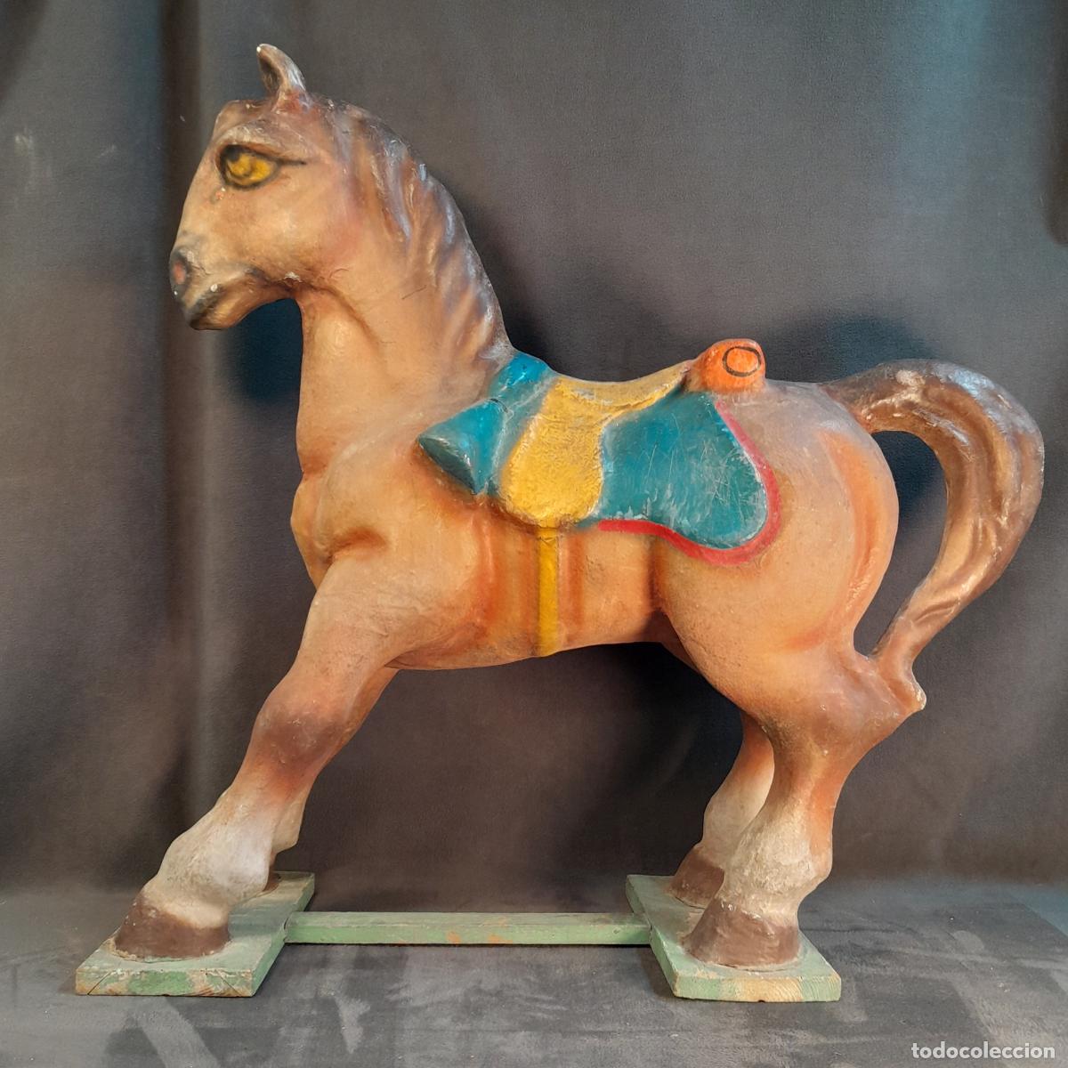 Juguetes antiguos y juegos de colecci&oacute;n: ANTIGUO CABALLO DE JUGUETE EN CART&Oacute;N PIEDRA CONBASE DE MADERA. FINALES S.XIX