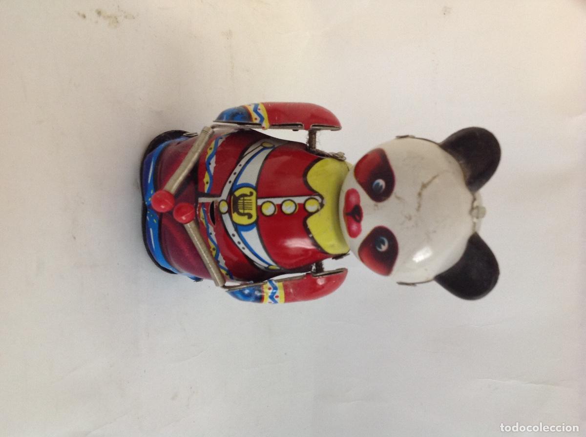 Juguetes antiguos y juegos de colecci&oacute;n: OSO PANDA de hojalata con cuerda