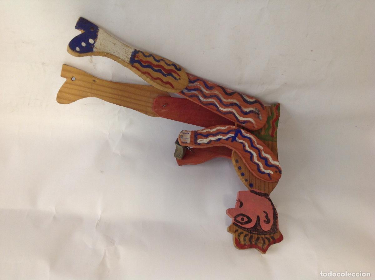 Juguetes antiguos y juegos de colecci&oacute;n: Mu&ntilde;eco articulado de madera policromada