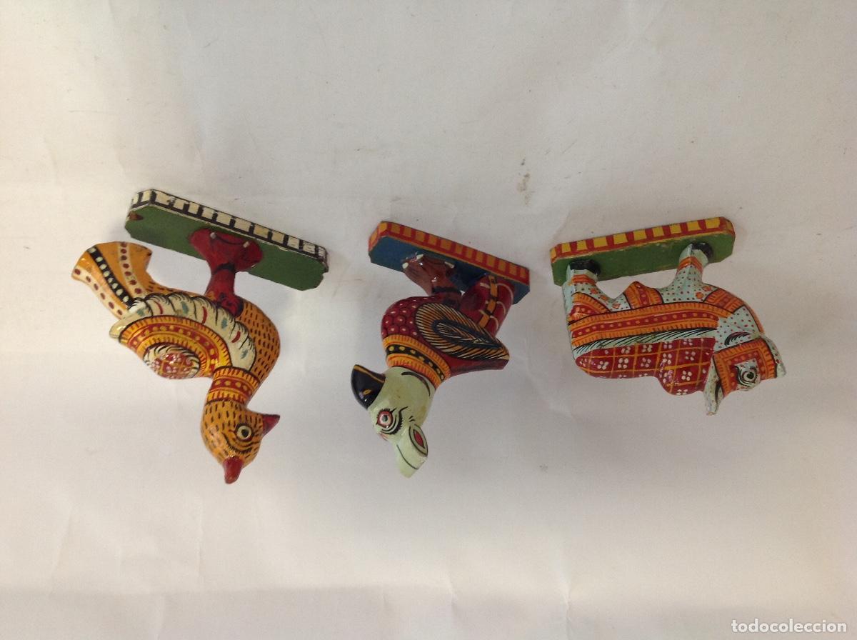 Juguetes antiguos y juegos de colecci&oacute;n: Tres animales de la India de madera pintada